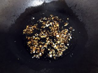 14、白灼菜心,搅拌均匀。