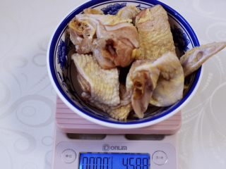 2、土鸡炖玉米甜藕汤,土鸡是我提前切块冷冻的，拿出来解冻后用清水浸泡一会儿。