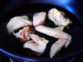 3、土鸡炖玉米甜藕汤,锅中倒入适量清水，把浸泡后洗净的鸡块放入锅中。