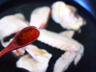 4、土鸡炖玉米甜藕汤,这个时候倒入料酒去鸡的腥味。