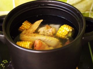 7、土鸡炖玉米甜藕汤,沙锅里一次性加足清水。