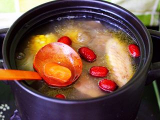 11、土鸡炖玉米甜藕汤,这个时候放入胡萝卜和红枣。