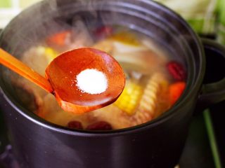 13、土鸡炖玉米甜藕汤,看见鸡汤变得越来越浓稠的时候，加入适量的盐调味。