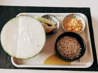 1、冬瓜薏米汤,食材准备好。