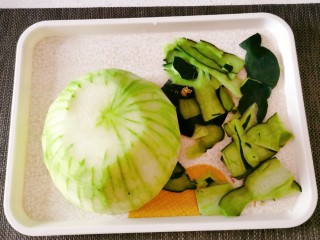 2、冬瓜薏米汤,冬瓜去皮去瓤。