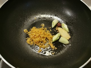 8、冬瓜薏米汤,放入虾皮翻炒变色。