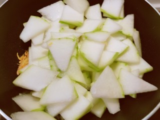 9、冬瓜薏米汤,放入冬瓜片翻炒。