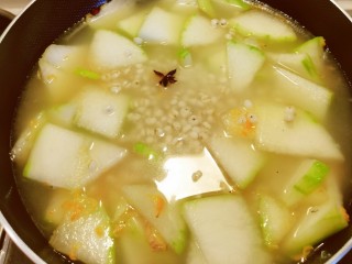 12、冬瓜薏米汤,大火烧开转中小火煮。