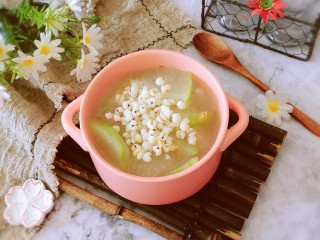 16、冬瓜薏米汤,盛出食用。