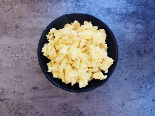 10、剩米饭妙用—鸡蛋酱油炒饭,煎好盛出备用