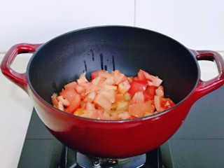 6、牛腩萝卜汤,起油锅，加入番茄块小火翻炒。