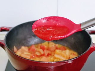 7、牛腩萝卜汤,待番茄块炒软后加入番茄酱。