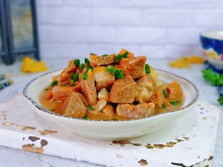 15、牛腩萝卜汤,盛出装盘，大口吃肉。