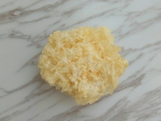 1、荷塘小炒之莲藕炒双耳,首先准备一个干的银耳