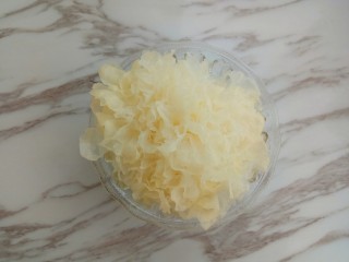 2、荷塘小炒之莲藕炒双耳,提前用冷水泡3小时，直到银耳完全泡发