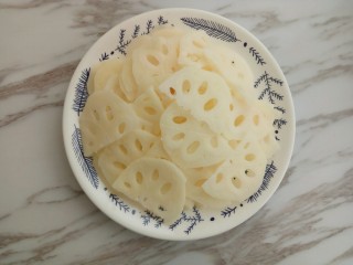 6、荷塘小炒之莲藕炒双耳,再切成薄片