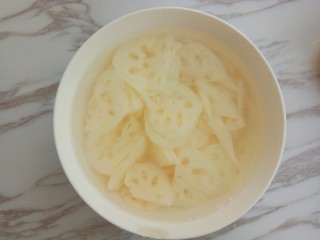 7、荷塘小炒之莲藕炒双耳,切好后用清水泡着，防止变色