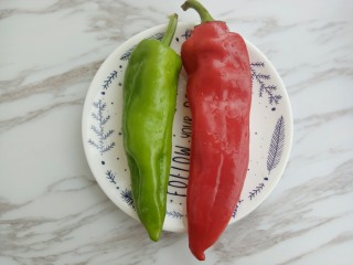 8、荷塘小炒之莲藕炒双耳,准备青红辣椒