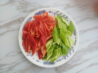 9、荷塘小炒之莲藕炒双耳,把青红椒切块备用