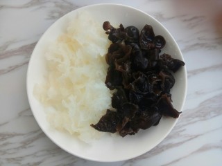 10、荷塘小炒之莲藕炒双耳,黑白双耳洗干净撕成小块