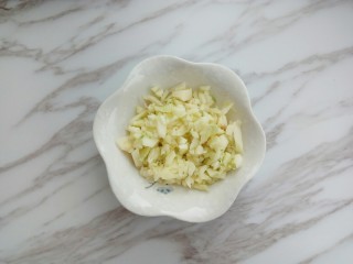 12、荷塘小炒之莲藕炒双耳,将大蒜切成沫