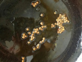 14、荷塘小炒之莲藕炒双耳,锅里入油，油热后放入麻椒炸香