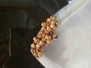 15、荷塘小炒之莲藕炒双耳,后把麻椒捞出扔掉