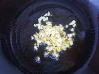 16、荷塘小炒之莲藕炒双耳,再放入蒜沫爆香