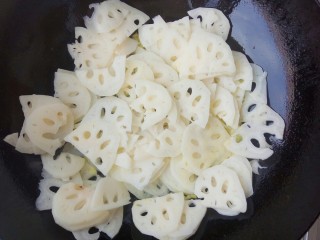17、荷塘小炒之莲藕炒双耳,倒入藕片