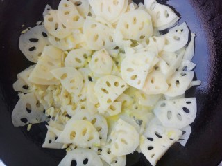 18、荷塘小炒之莲藕炒双耳,翻炒一会儿