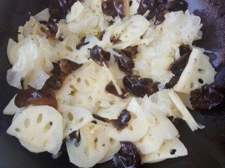 19、荷塘小炒之莲藕炒双耳,然后放入黑白双耳翻炒