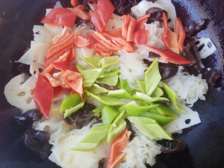 20、荷塘小炒之莲藕炒双耳,再放入青红辣椒