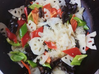 21、荷塘小炒之莲藕炒双耳,翻炒一会儿