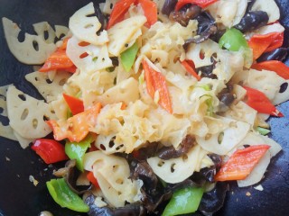 23、荷塘小炒之莲藕炒双耳,最后再翻炒一会儿放盐出锅即可