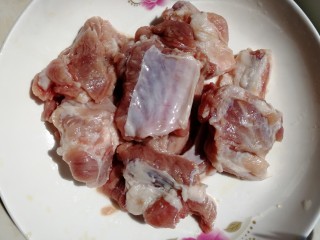 1、排骨冬瓜汤,排骨冷水里面泡10分钟，去血水。