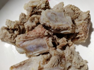 4、排骨冬瓜汤,捞出排骨。