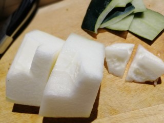 9、排骨冬瓜汤,切去瓜瓤。