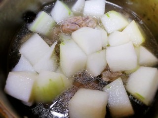 11、排骨冬瓜汤,放入冬瓜块。