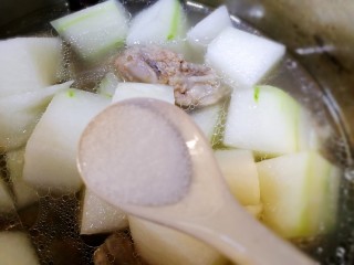 12、排骨冬瓜汤,放入一小勺盐。