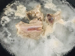 4、排骨冬瓜汤,大火煮3分钟，去除腥味～