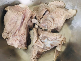 5、排骨冬瓜汤,撇开泡沫，装入容器中～