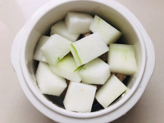 8、排骨冬瓜汤,上面放入冬瓜～