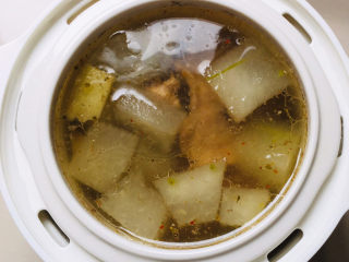 15、排骨冬瓜汤,用汤勺搅拌均匀～