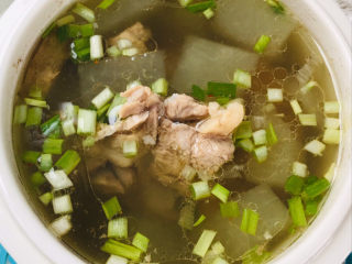 16、排骨冬瓜汤,最后撒入葱花～