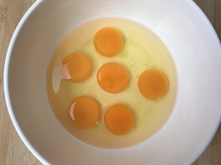 2、蒸蛋糕~喜欢你是“蒸”的,准备一个干净无水无油的大盘,把鸡蛋打入(无需蛋黄蛋清分离~方便快捷!)