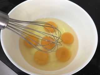3、蒸蛋糕~喜欢你是“蒸”的,准备打蛋器,(会武功或想练臂力的麻烦用筷子打哈????)