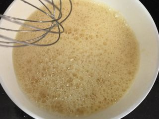 4、蒸蛋糕~喜欢你是“蒸”的,先打至全部起大泡,如图