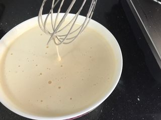8、蒸蛋糕~喜欢你是“蒸”的,打发至体积变大变稠有阻力,提起打蛋器时蛋液滴落能堆起,稍停一下不马上消失的状态就可以了