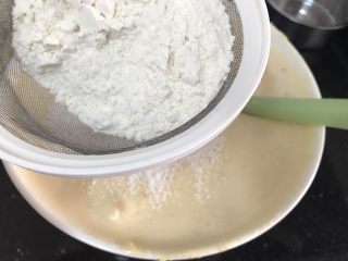 11、蒸蛋糕~喜欢你是“蒸”的,翻拌均匀后再筛入剩下的一半低粉,同样切拌或翻拌均匀