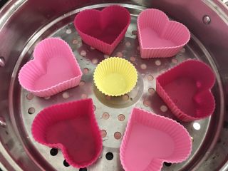 9、蒸蛋糕~喜欢你是“蒸”的,然后准备好模具,我用的是耐热硅胶模(没有的可以用碗等耐热可蒸的各种器具代替!)